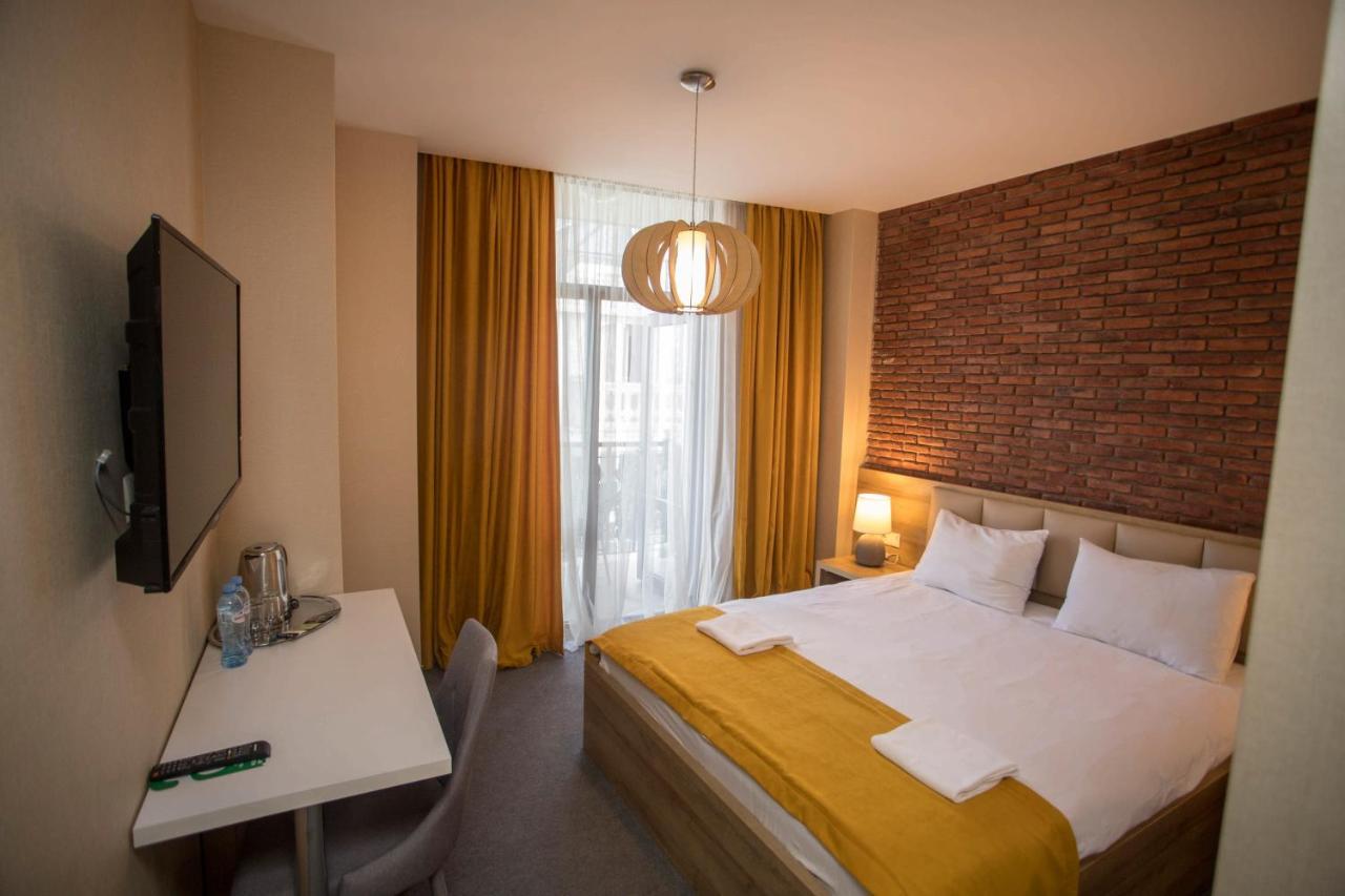 Hotel London Batumi Exterior photo