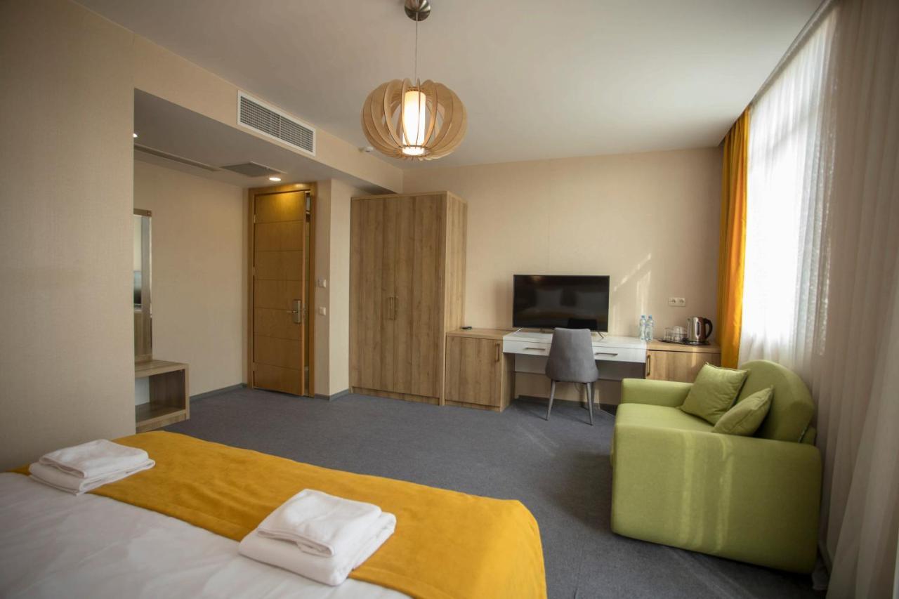 Hotel London Batumi Exterior photo