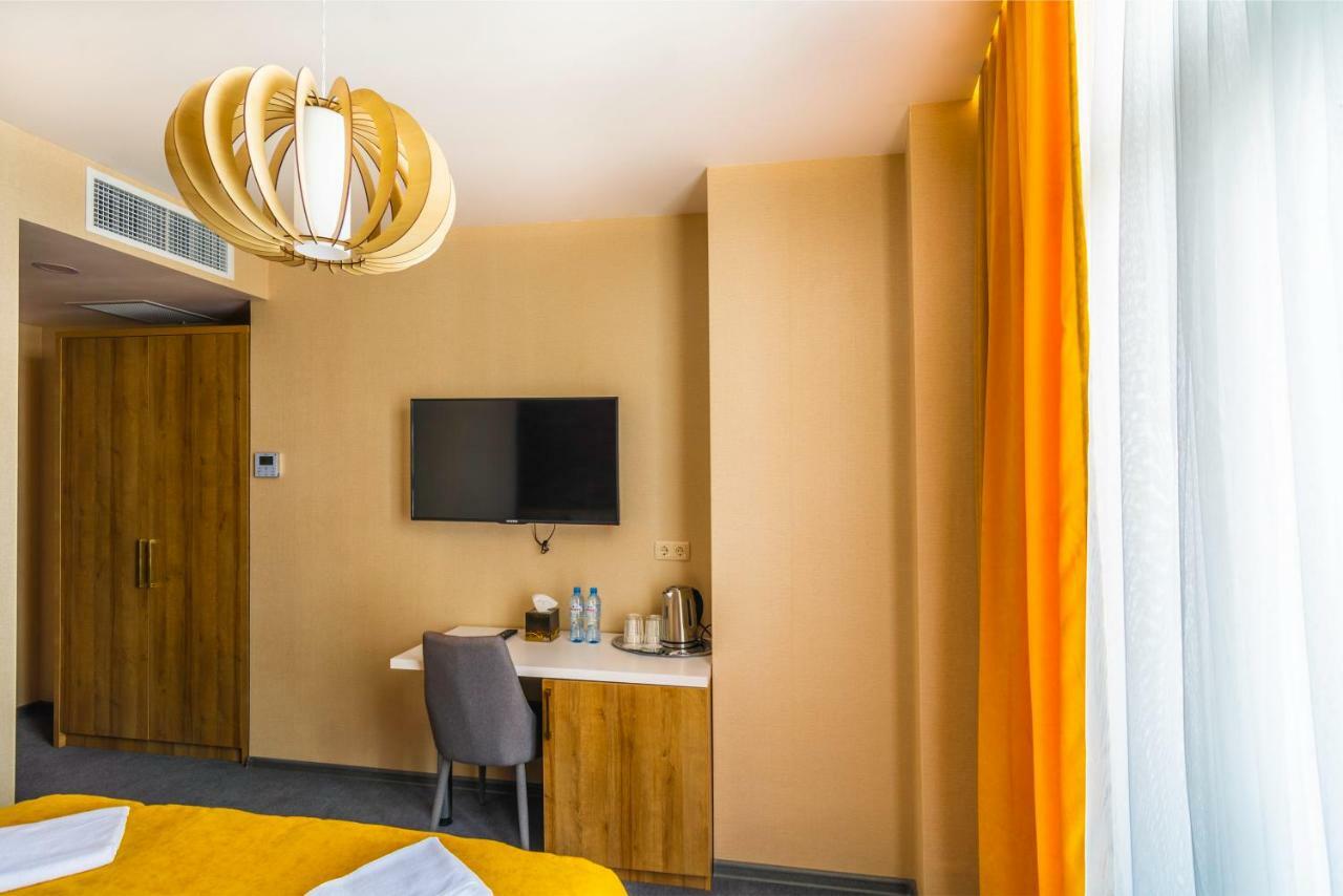 Hotel London Batumi Exterior photo